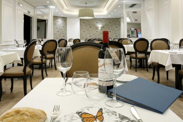 9-primer-plano-comedor-mesa-y-carta 9-primer-plano-comedor-mesa-y-carta